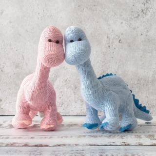 Organic cotton baby dinosaur rattles - what's not to love? An ideal first dinosaur gift for a newborn baby - suitable from birth and machine washable. #bestyearstoys #bestyearsbesttoys #bestyearsdinos #wholesaletoysuk #wholesaleuk #sme #knittedbaby #knitteddinosaur #dinofamily #dinomad #dinosaurlove #dinosaurteddy #dinosaursofinstagram #dinosaursofttoy #babydinosaur #organicbaby #organiccuddles #organicdino #organicrattle #pastelbabyshower #pastelbaby #organiccotton #babyhampergifts #babyshowergift